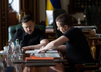 У Криму поглиблюється паливна та логістична криза через удари по російській нафтопереробці – Зеленський