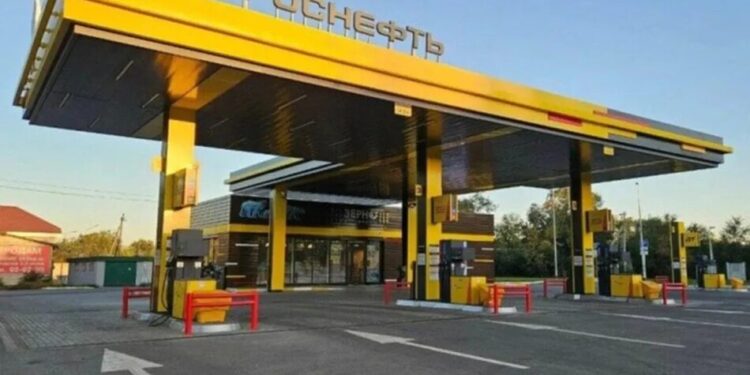 росія вперше за тривалий час готується до імпорту бензину морським шляхом – Reuters