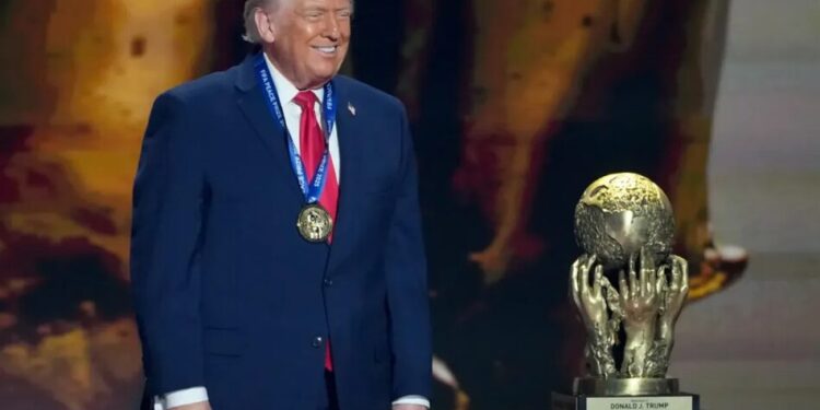 50 депутатів Європарламенту закликали ФІФА розслідувати вручення Трампу Премії миру – Politico