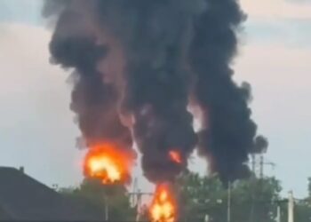 Зеленський підтвердив ураження нафтобази у краснодарському краї та двох НПЗ в уфі за 1500 км
