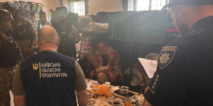 На Київщині викрито організовану групу, яка постачала наркотики до СІЗО