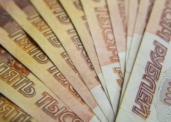 рубль впав до мінімуму за два місяці на тлі паливної кризи та дефіциту валюти – The Moscow Times
