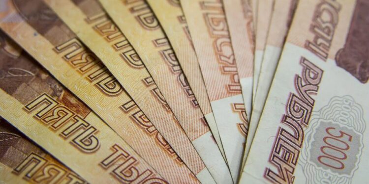 рубль впав до мінімуму за два місяці на тлі паливної кризи та дефіциту валюти – The Moscow Times