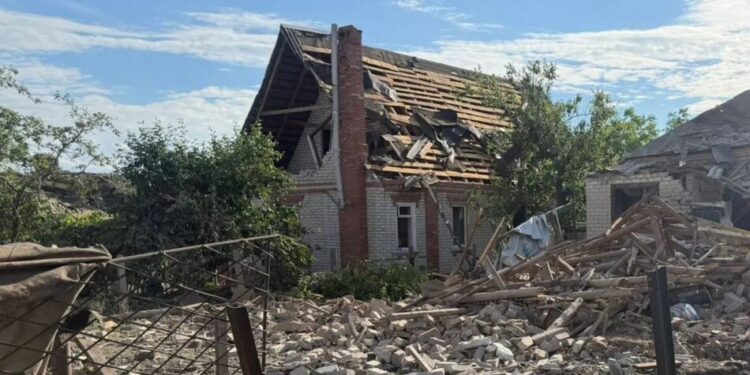 росіяни вдарили ФАБ-250 по Словʼянську: троє загиблих та 117 пошкоджених будинків