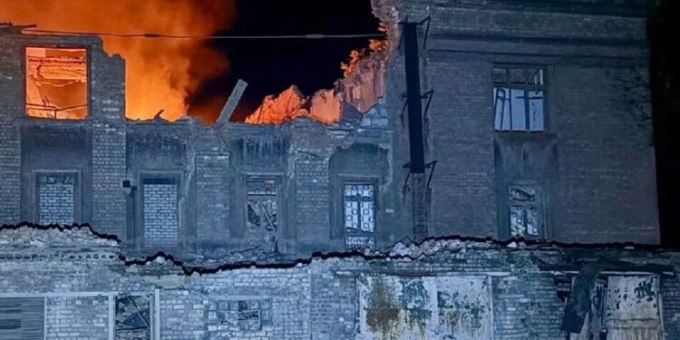 росіяни зруйнували коледж у Дніпрі та поранили людину під час атаки