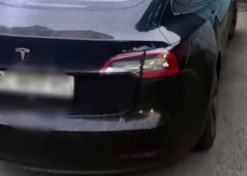 У Києві після конфлікту на дорозі нетверезий чоловік викрав Tesla із заправки