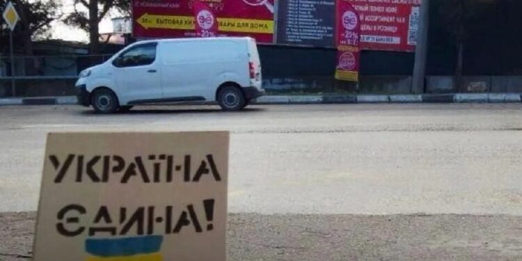 Українці в Донецьку та Сімферополі вийшли на акцію підтримки в День Конституції