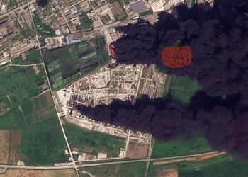 У мережі з'явилися супутникові знімки та нові відео палаючого Слов'янського НПЗ після атаки дронів