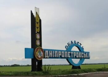 Окупанти вдарили по Дніпру та району: є поранені, спалахнули склади однієї з торговельних мереж