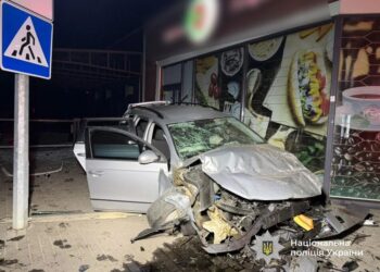 На Прикарпатті п’яний водій в’їхав у літній майданчик АЗС, серед травмованих – двоє неповнолітніх