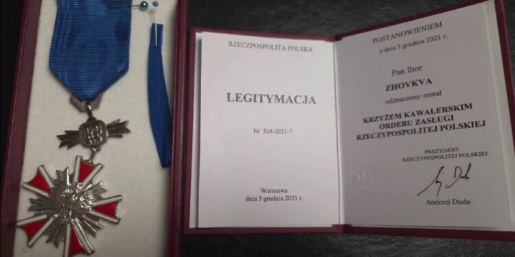 Уже четвертий український чиновник відмовляється від польської нагороди