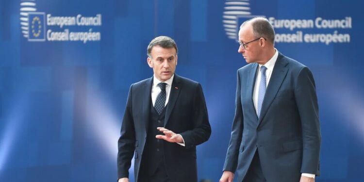 Politico: Макрон і Мерц на саміті розкритикували позицію ЄС щодо переговорів з путіним