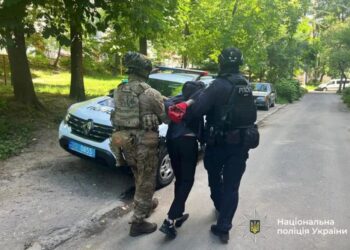 У Тернополі затримали чоловіка, який зачинив жінку та погрожував розправою – поліція