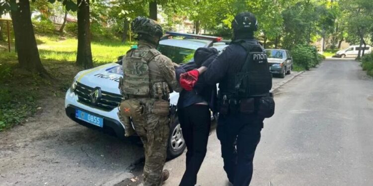 У Тернополі затримали чоловіка, який зачинив жінку та погрожував розправою – поліція
