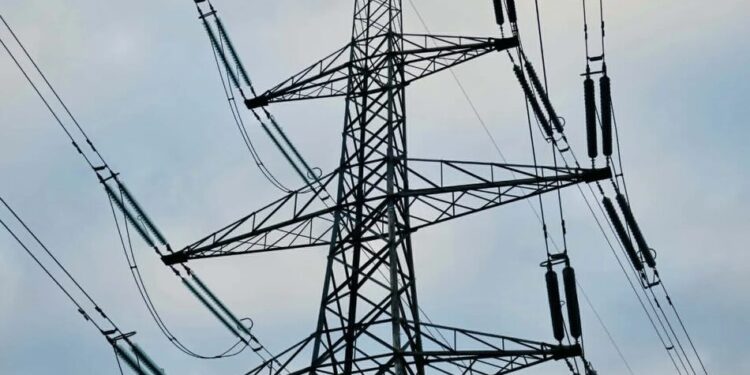 В Україні через обстріли частково знеструмлені шість областей, на Харківщині БПЛА атакував авто енергетиків – Міненерго