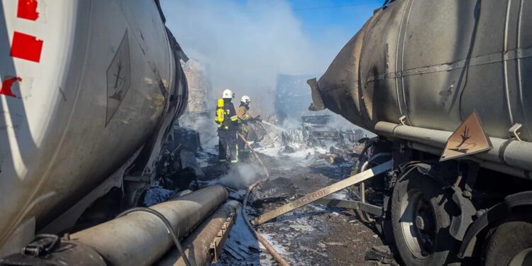 росія вдарила по стоянці з бензовозами і газовозом на півдні Одещини, є загиблий та поранені