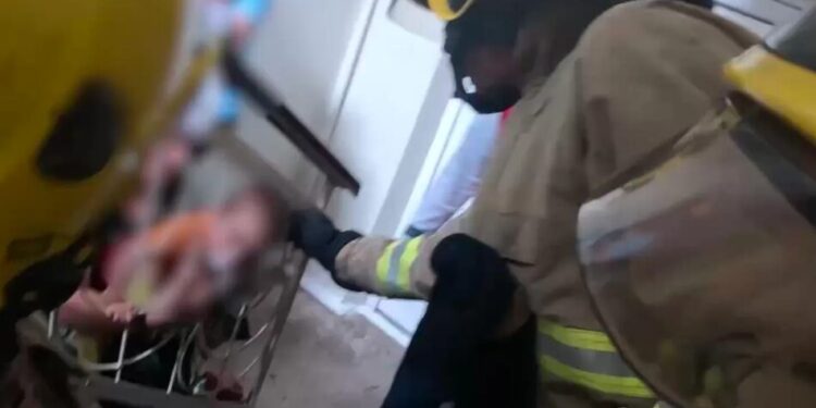 На Рівненщині дворічний малюк під час гри застряг головою у металевій огорожі, його визволили рятувальники