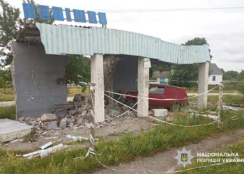 На Хмельниччині п’яний водій із трьома дітьми в салоні врізався в автобусну зупинку