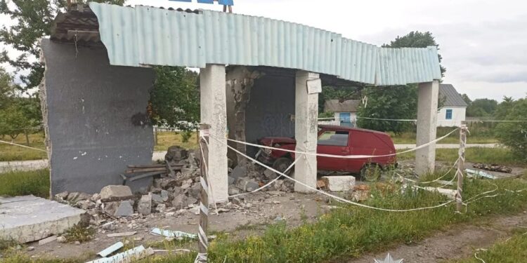 На Хмельниччині п’яний водій із трьома дітьми в салоні врізався в автобусну зупинку