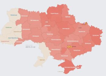 росія здійснює комбіновану атаку: запущено ракети «Калібр», балістику та десятки дронів по Україні