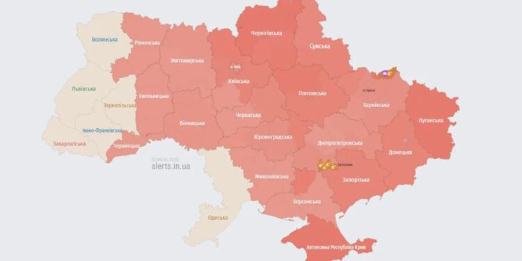 росія здійснює комбіновану атаку: запущено ракети «Калібр», балістику та десятки дронів по Україні