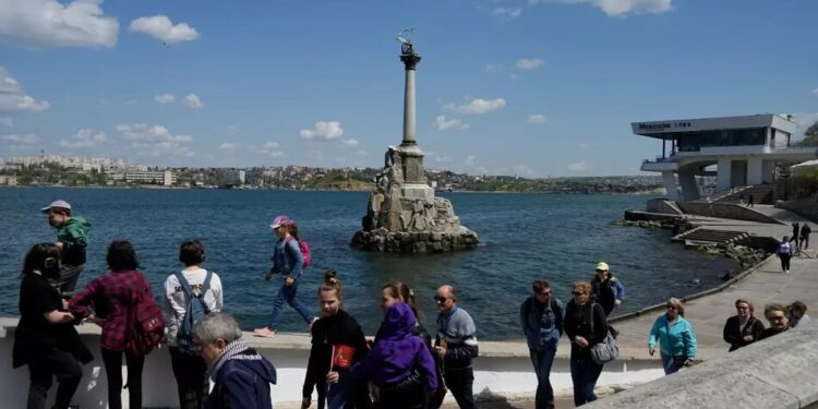 російські туристи та військові масово залишають окупований Крим через удари України – ISW