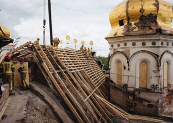 У Лаврі тривають відновлювальні роботи після атаки рф, закрито 70% даху Успенського собору – Мінкульт