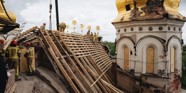 У Лаврі тривають відновлювальні роботи після атаки рф, закрито 70% даху Успенського собору – Мінкульт