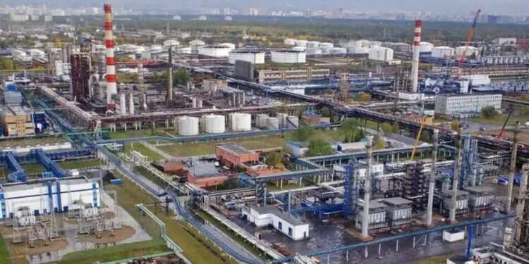 Уражений українськими дронами FP-1 московський НПЗ не функціонуватиме мінімум пів року – ЗМІ