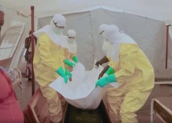 Стерильні поховання жертв Еболи викликали протести та напади на клініки в Конго