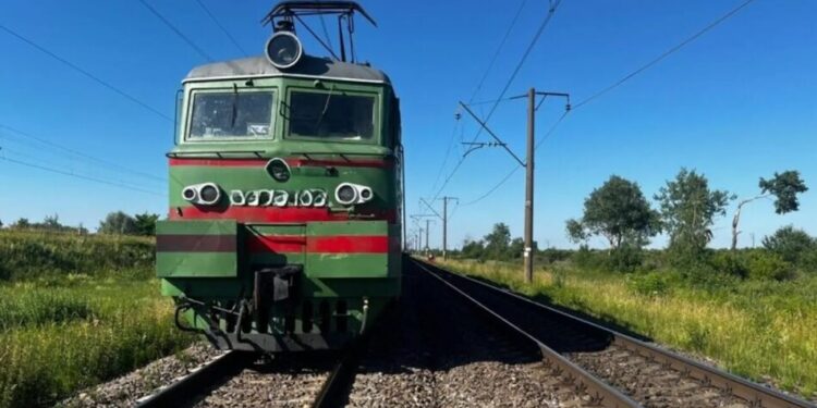На Львівщині вантажний потяг на смерть збив 19-річного хлопця