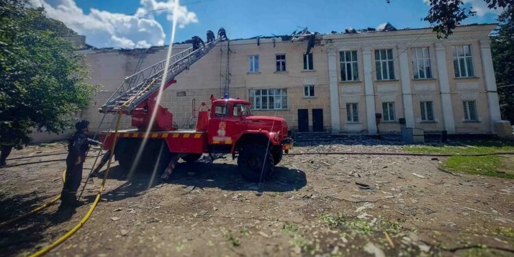 Удар рф по кінотеатру в центрі Конотопа – постраждало 4 людини