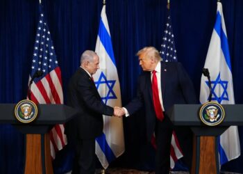 Трамп закликав Ізраїль не відповідати на обстріл Ірану заради угоди