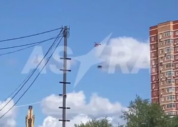 У москві помітили гелікоптер із платформою, яку можуть використовувати для розміщення ППО на дахах