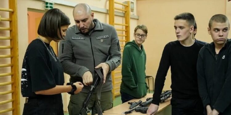 Конвеєр для "Юних героїв": окупанти на ТОТ готують українських дітей до російської армії – ЦНС