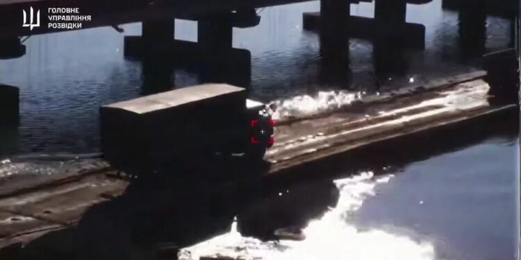 ГУР знову вдарило по логістиці окупантів на шляху до Криму – показало, як "мінусують" вантажівки рф
