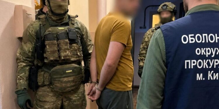 У Києві затримали чоловіка за продаж зброї через поштомати