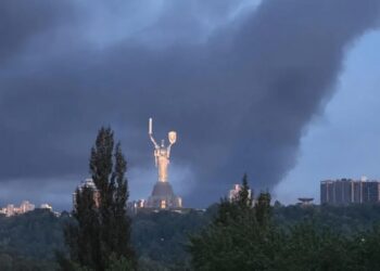 Київ затягнуло їдким димом після масованої російської атаки