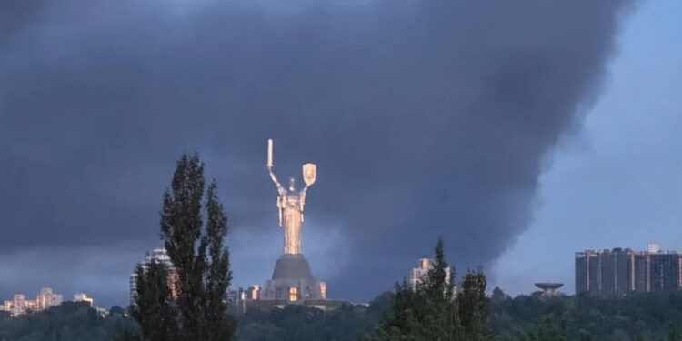 Київ затягнуло їдким димом після масованої російської атаки
