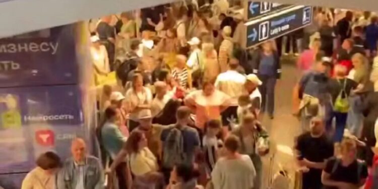 Атаки дронів паралізували аеропорт сочі – тисячі людей чекають на рейси