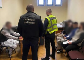 На Прикарпатті судитимуть п’ятьох чоловіків за крадіжки коштів у пенсіонерів та військових