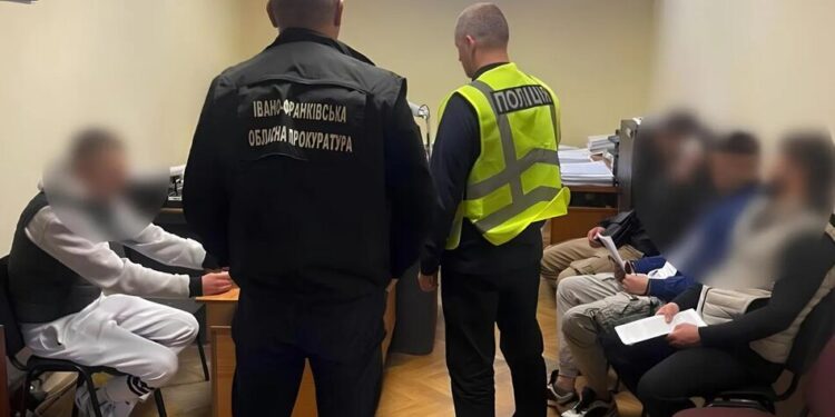 На Прикарпатті судитимуть п’ятьох чоловіків за крадіжки коштів у пенсіонерів та військових