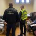 На Прикарпатті судитимуть п’ятьох чоловіків за крадіжки коштів у пенсіонерів та військових