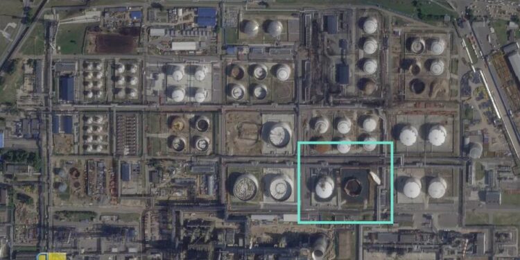 У мережі показали супутникові знімки московського НПЗ у капотні після українського удару дронами FP-1