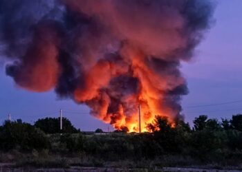 Поблизу шебекіного на бєлгородщині спалахнула пожежа на складі після повідомлень про проліт дрона