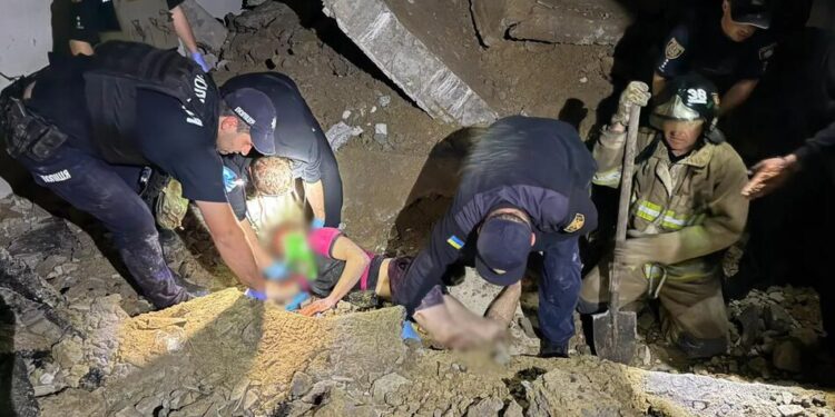 Рятувальники протягом двох годин звільняли чоловіка на Одещині, якого привалило бетонною плитою в покинутій будівлі