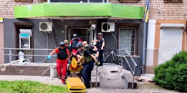 Російські удари по Нікополю та АЗС на Дніпровщині вбили жінку та поранили ще 5 людей
