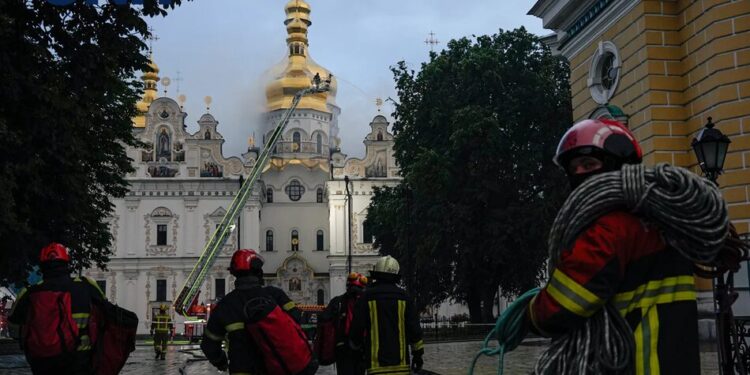 У Лаврі та Мистецькому арсеналі у Києві триває гасіння пожеж після масованого удару рф
