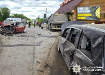 Вантажівка протаранила автівки і влетіла у кафе на Хмельниччині – є загибла і поранені, водій отримав підозру