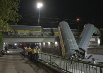 Вантажний поїзд упав з мосту в Німеччині